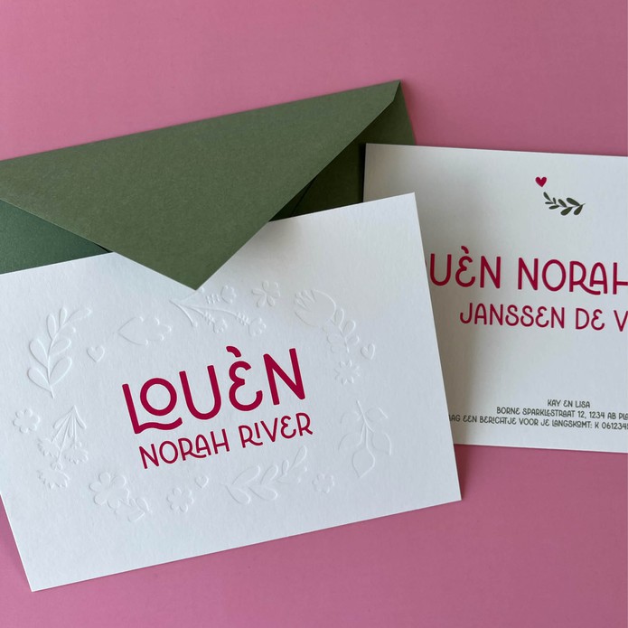 Geboortekaartje Louèn – met elegante blinddruk bloemen en moderne typografie