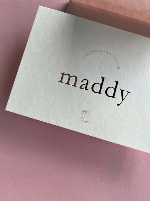 Minimalistisch geboortekaartje met witte folie en oranje zijkant