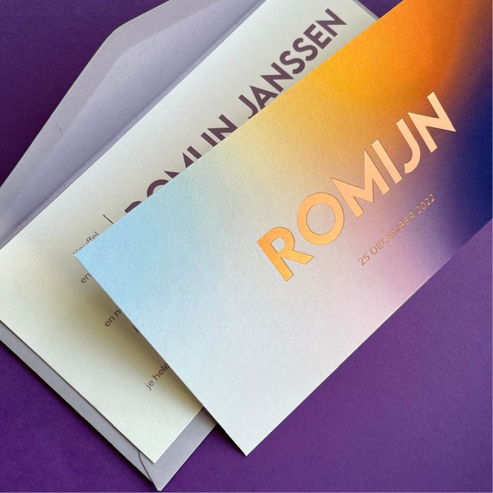 Uniek kleurrijk geboortekaartje met goudfolie