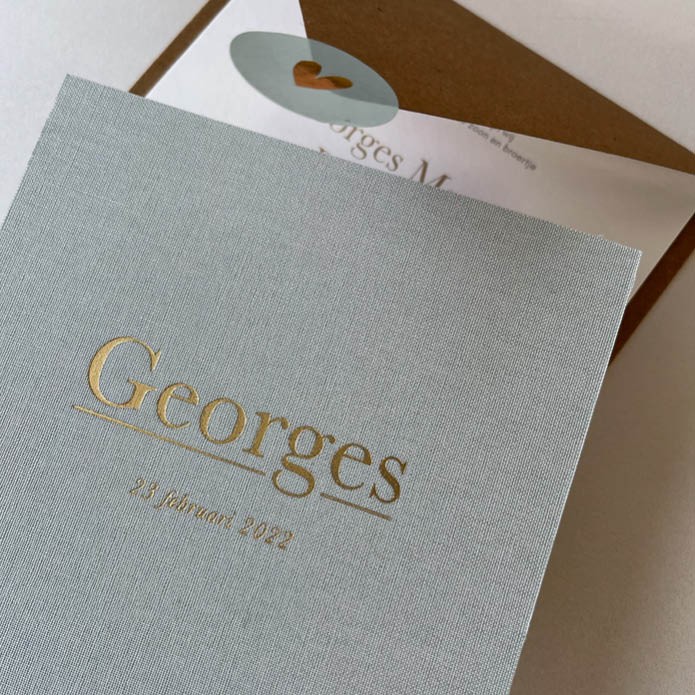 Zomers écht linnen geboortekaartje met klassieke letters voor jongetje