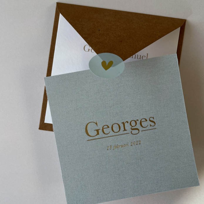 Zomers écht linnen geboortekaartje met klassieke letters voor jongetje