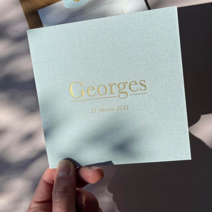 Zomers écht linnen geboortekaartje met klassieke letters voor jongetje