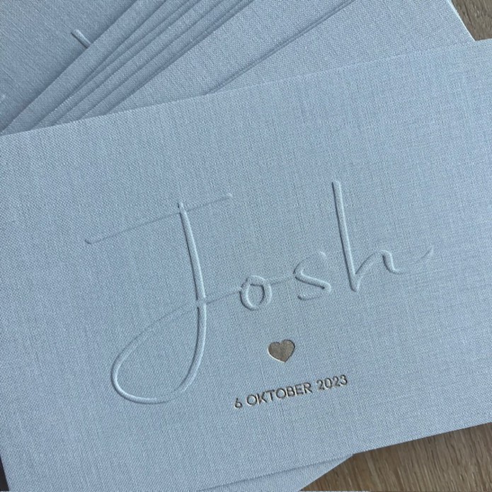 Linnen geboortekaartje met reliëfdruk