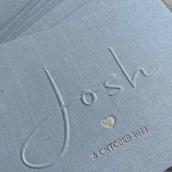 Linnen geboortekaartje met reliëfdruk