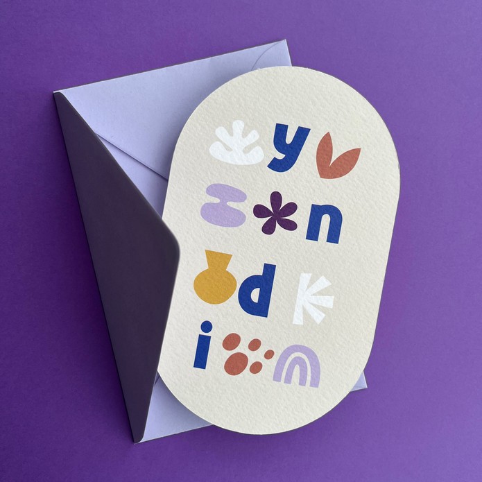 Modern geboortekaartje ovaal met speelse letters