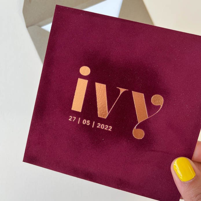 Écht velvet geboortekaartje in de kleur bordeauxrood