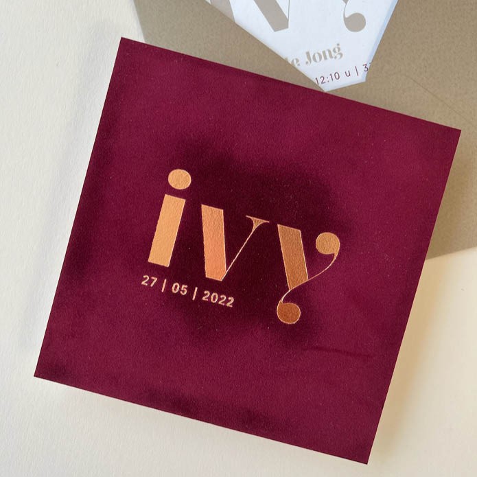 Écht velvet geboortekaartje in de kleur bordeauxrood
