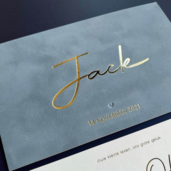 Stoer geboortekaartje op velours voor jongen lichtblauw