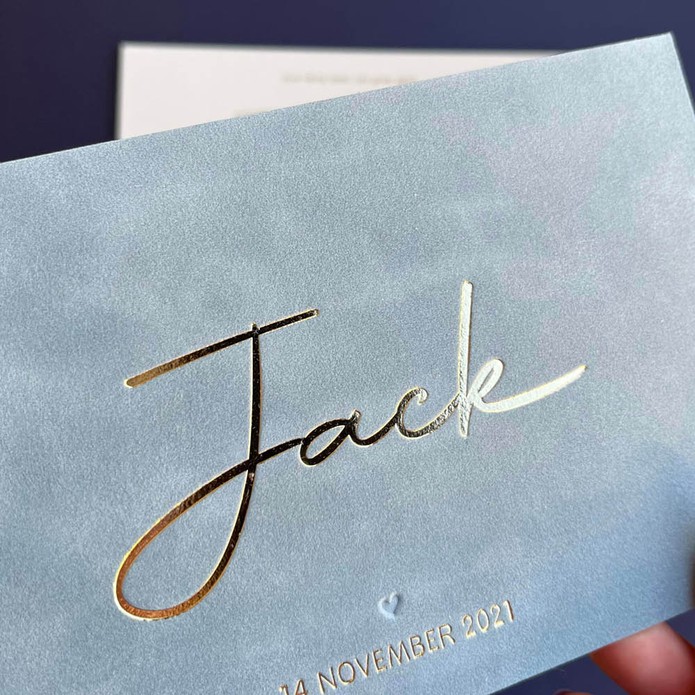 Stoer geboortekaartje op velours voor jongen lichtblauw