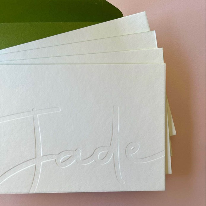 Sober wit geboortekaartje met naam in blinddruk