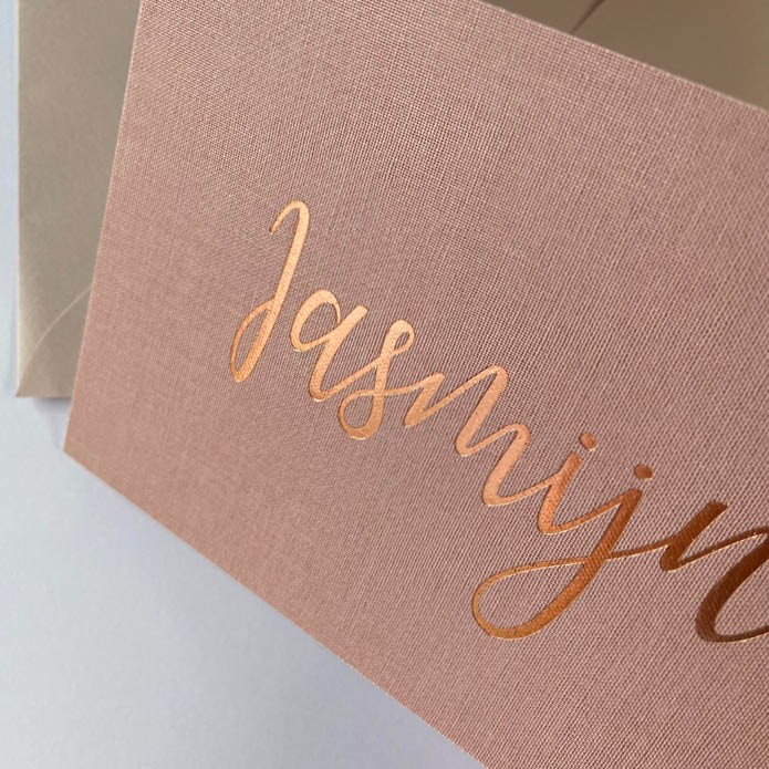 Luxe geboortekaartje op linnen met silhouet van meisje