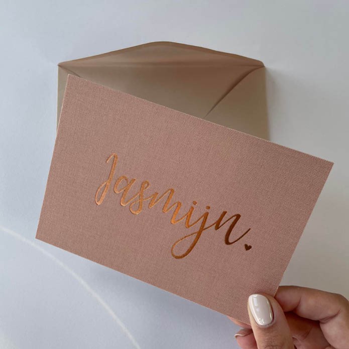 Luxe geboortekaartje op linnen met silhouet van meisje