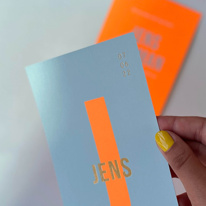 Geboortekaartje neon inkt met grote letter en foliedruk naam