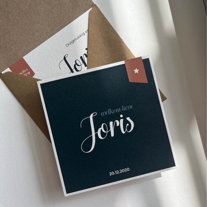 Stoer geboortekaartje jongen petrol met label