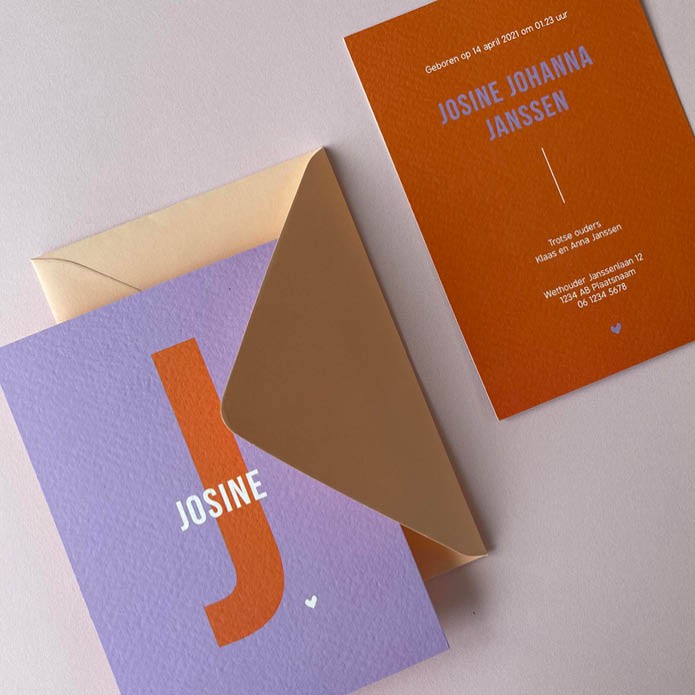 Stoer geboortekaartje met grote letter in kleur