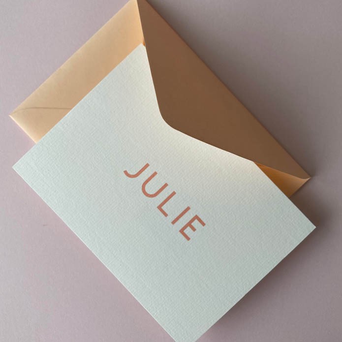 Sober en clean, wit geboortekaartje met eenvoudige naam