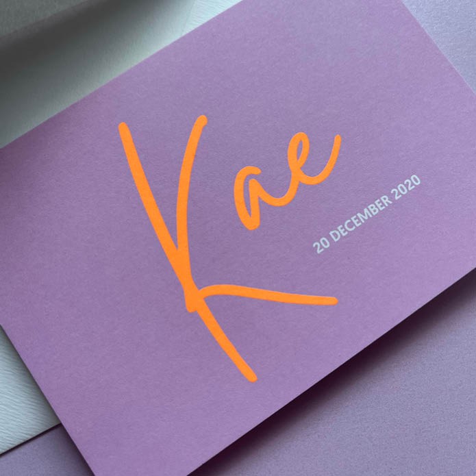 Strak geboortekaartje meisje met oranje en lila