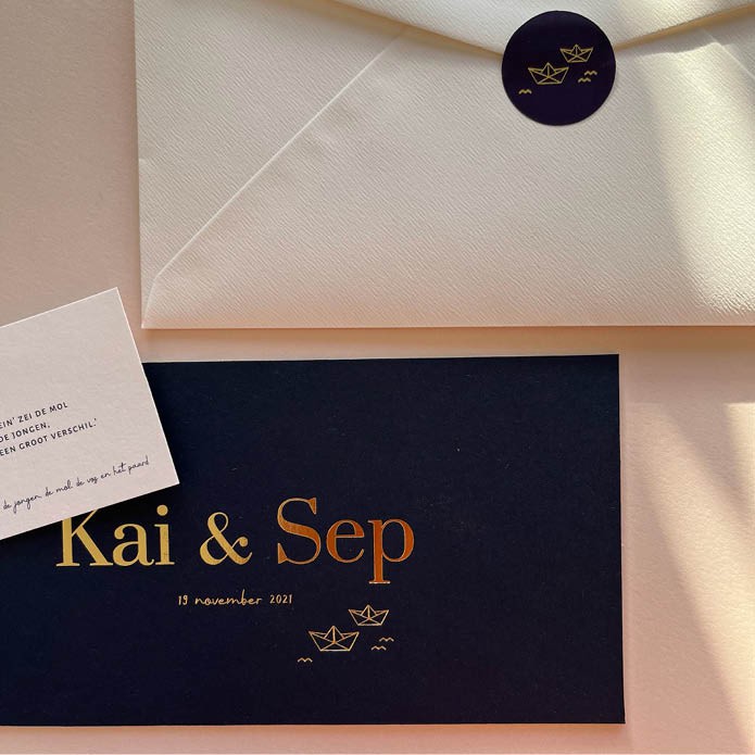 Luxe geboortekaart met goudfolie, bootjes en golven