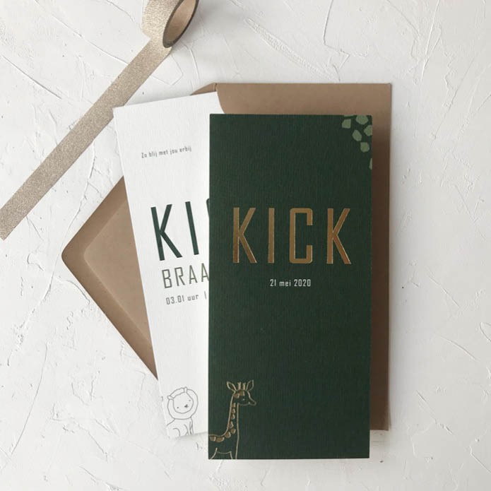 Langwerpig enkel geboortekaartje met gouden giraffe in foliedruk