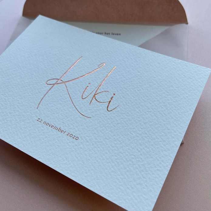 Sober en clean, wit geboortekaartje met sierlijke naam en datum in roségoudfolie