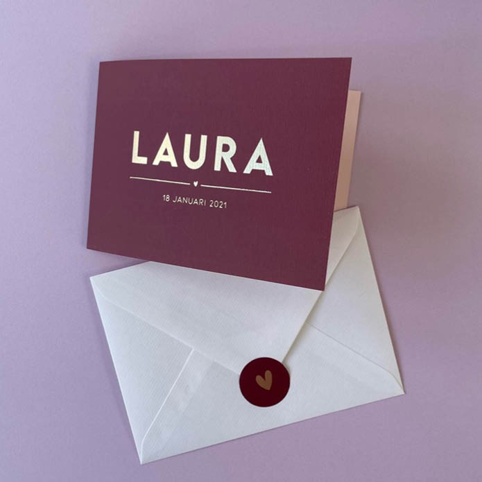 Dubbel gevouwen geboortekaart met strakke letters van goud