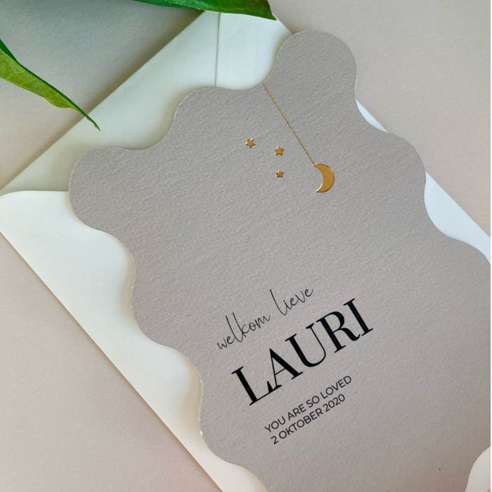 Stijlvolle geboortekaart met wave vorm op beige papier
