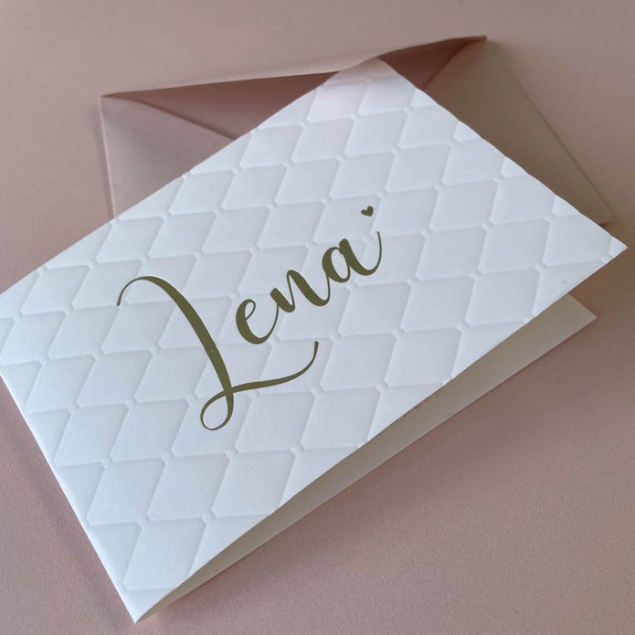 Romantisch chique geboortekaartje wit met kussentjes effect van reliëfdruk