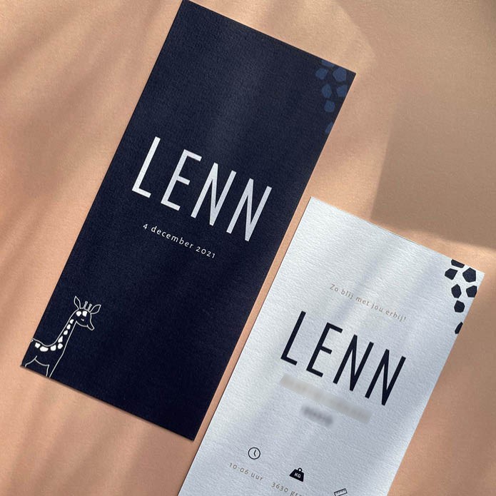 Langwerpig donkerblauw enkel geboortekaartje met giraffe