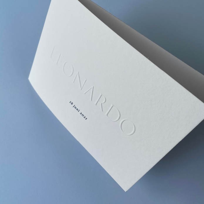 Klassiek geboortekaartje gevouwen met preeg