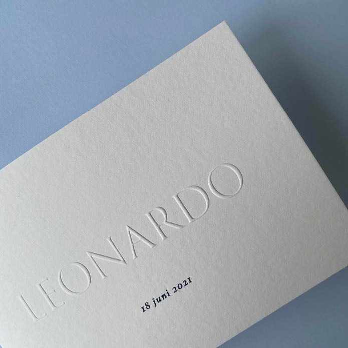 Klassiek geboortekaartje gevouwen met preeg