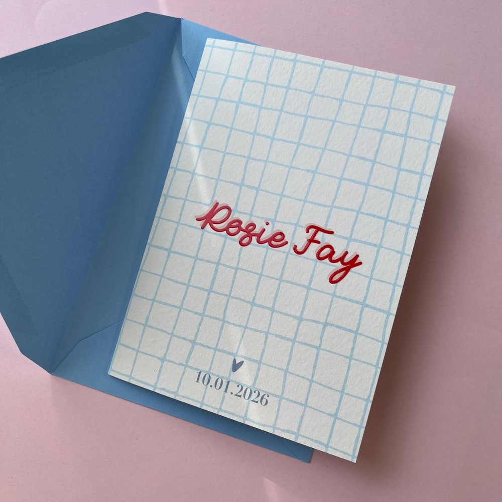 Lief en modern geboortekaartje met handgetekend ruitpatroon en speelse typografie.