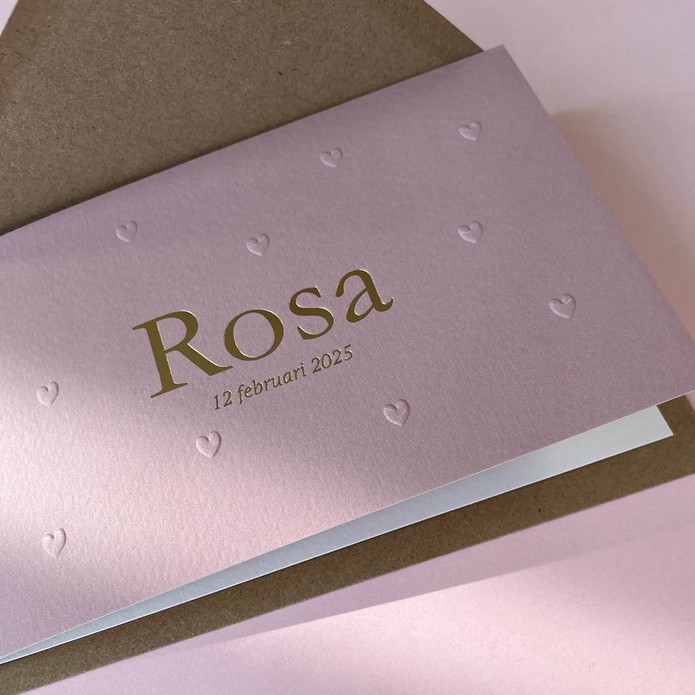 Lief meisjeskaartje gevouwen met reliëf van hartjes in oudroze