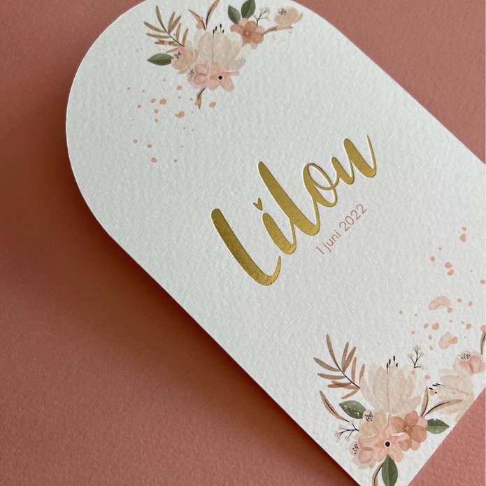 Lief geboortekaartje met bloemen en goudfolie