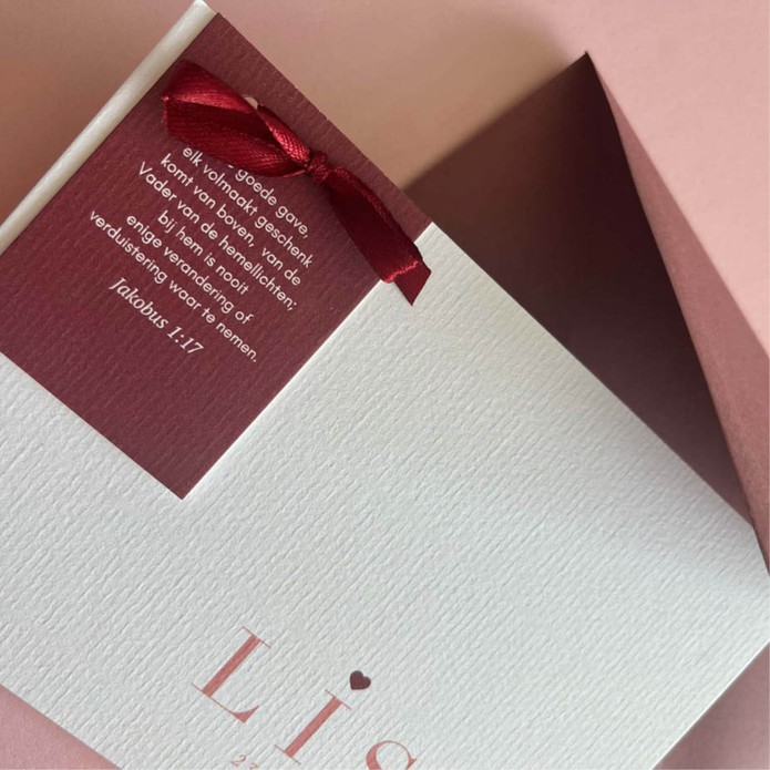 Simpel klassiek geboortekaartje meisje met label