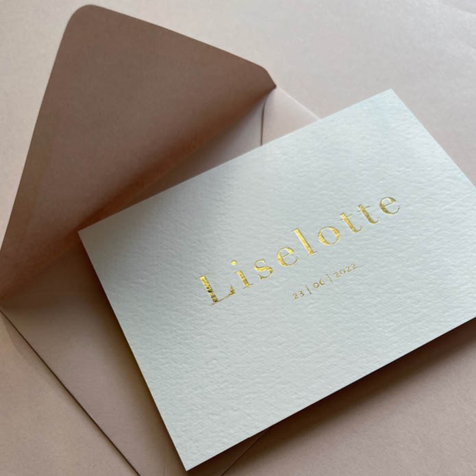 Wit geboortekaartje met goudfolie strak