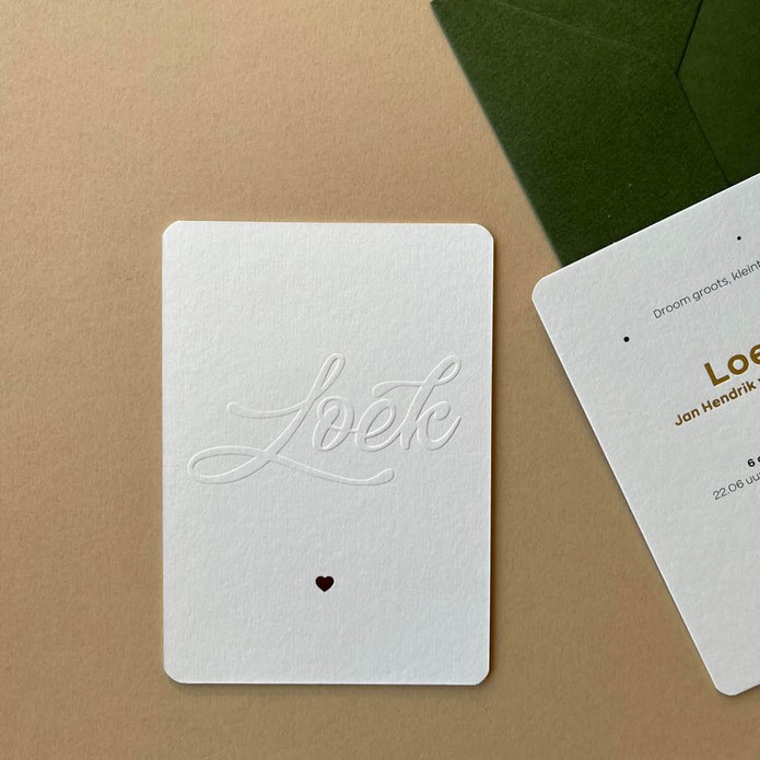 Sober en sereen geboortekaartje met naam in letterpress preeg verhoogd