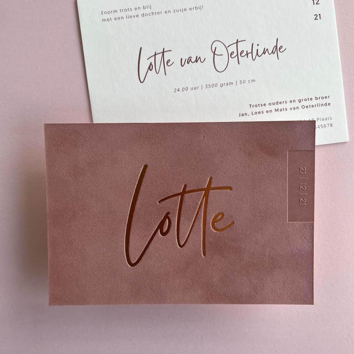 Exclusief geboortekaartje meisje op oudroze velvet stof met caramel goudfolie en blinddruk