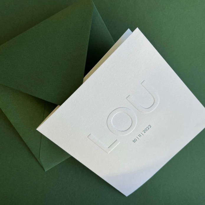 Gender neutraal wit geboortekaartje met preeg