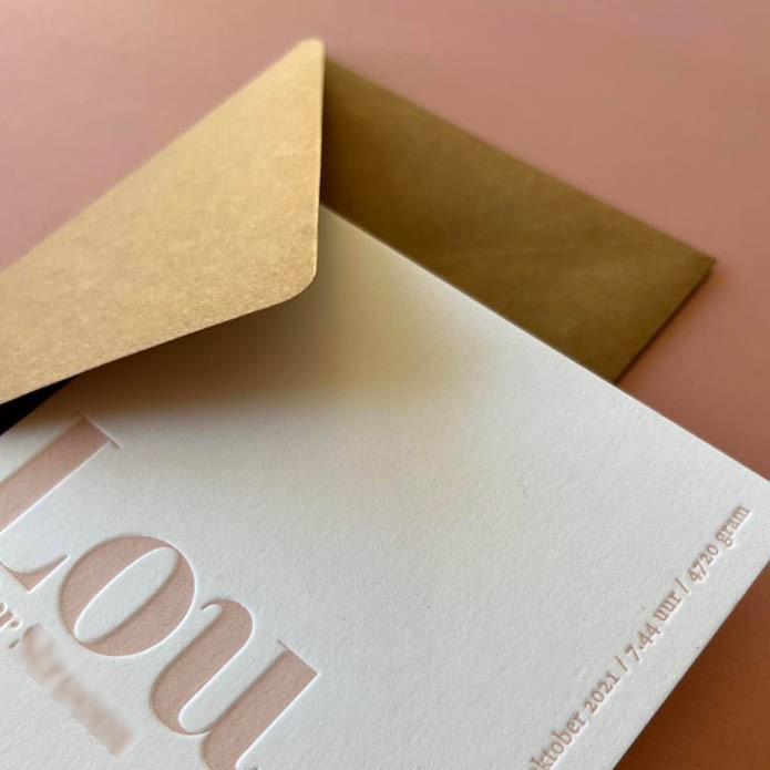 Letterpress geboortekaart speels met klassieke letters