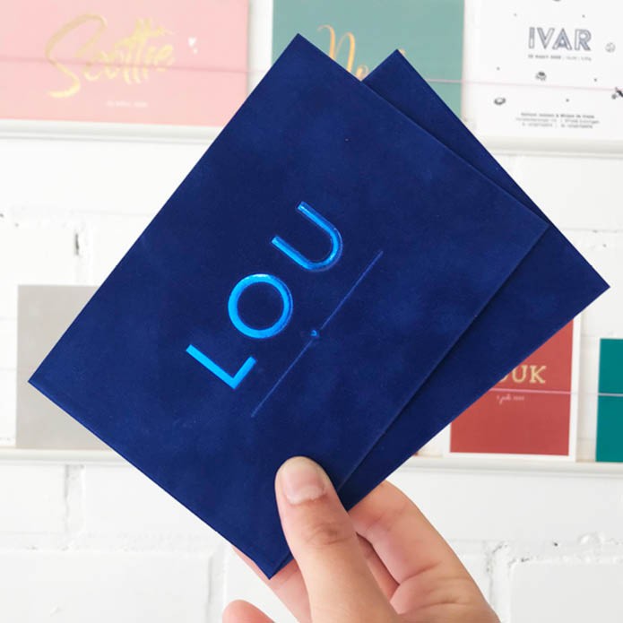 Stoer geboortekaartje op écht velours in de kleur koningsblauw