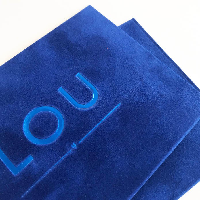 Stoer geboortekaartje op écht velours in de kleur koningsblauw