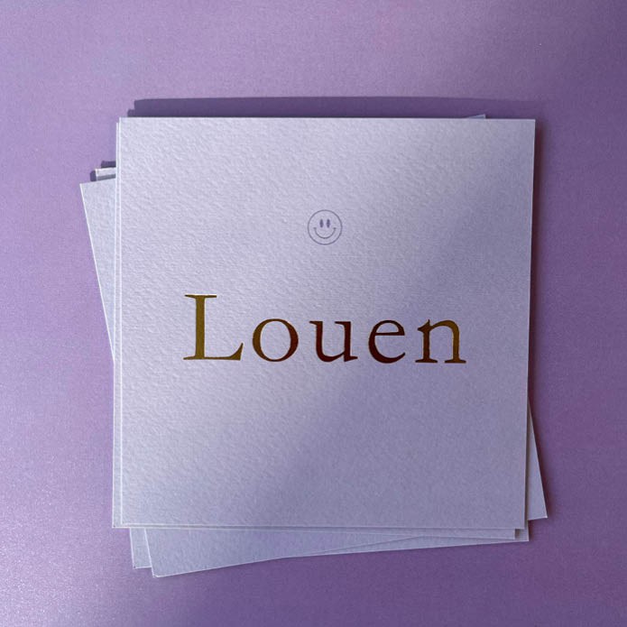 Strak, vierkant geboortekaartje in de kleur lila