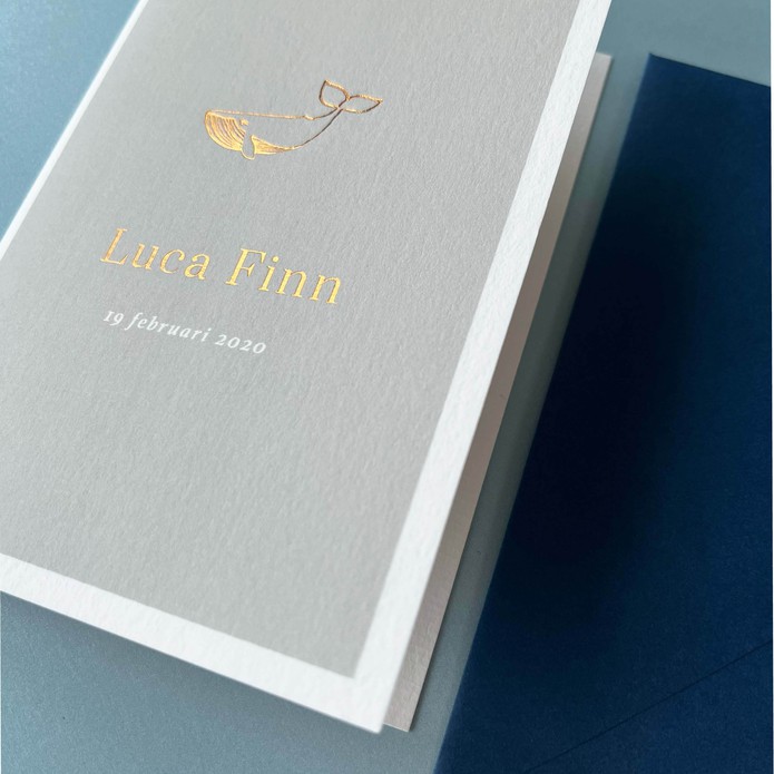 Stoer dubbel geboortekaartje grijs met walvis foliedruk