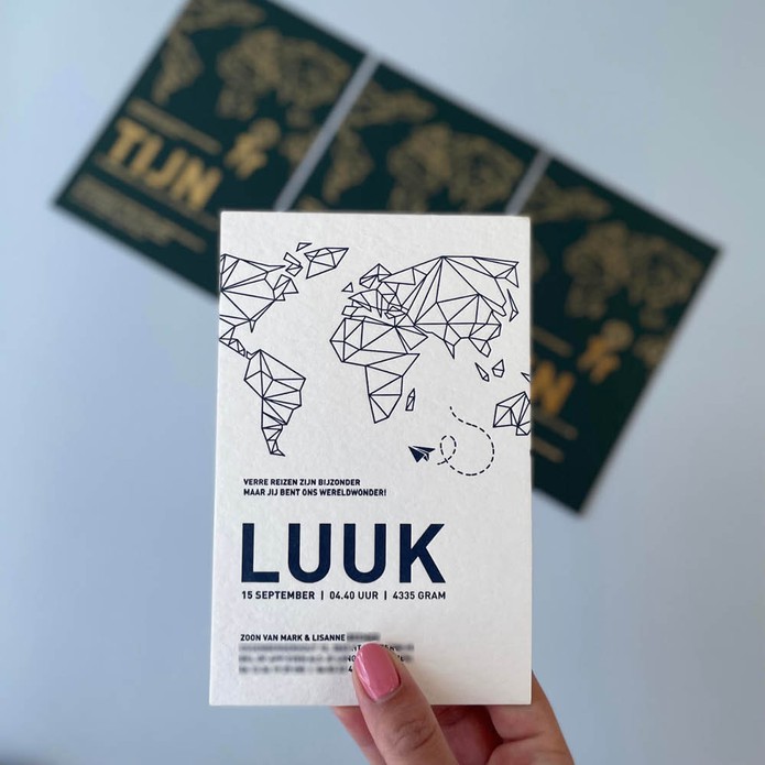 Letterpress geboortekaart met wereldkaart in donkerblauw