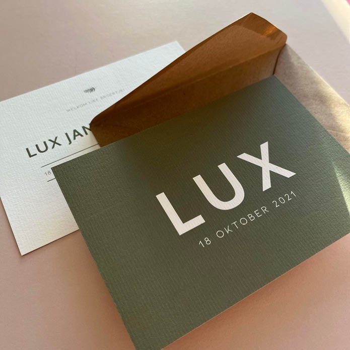 Mosgroen geboortekaartje met strakke letters in wit