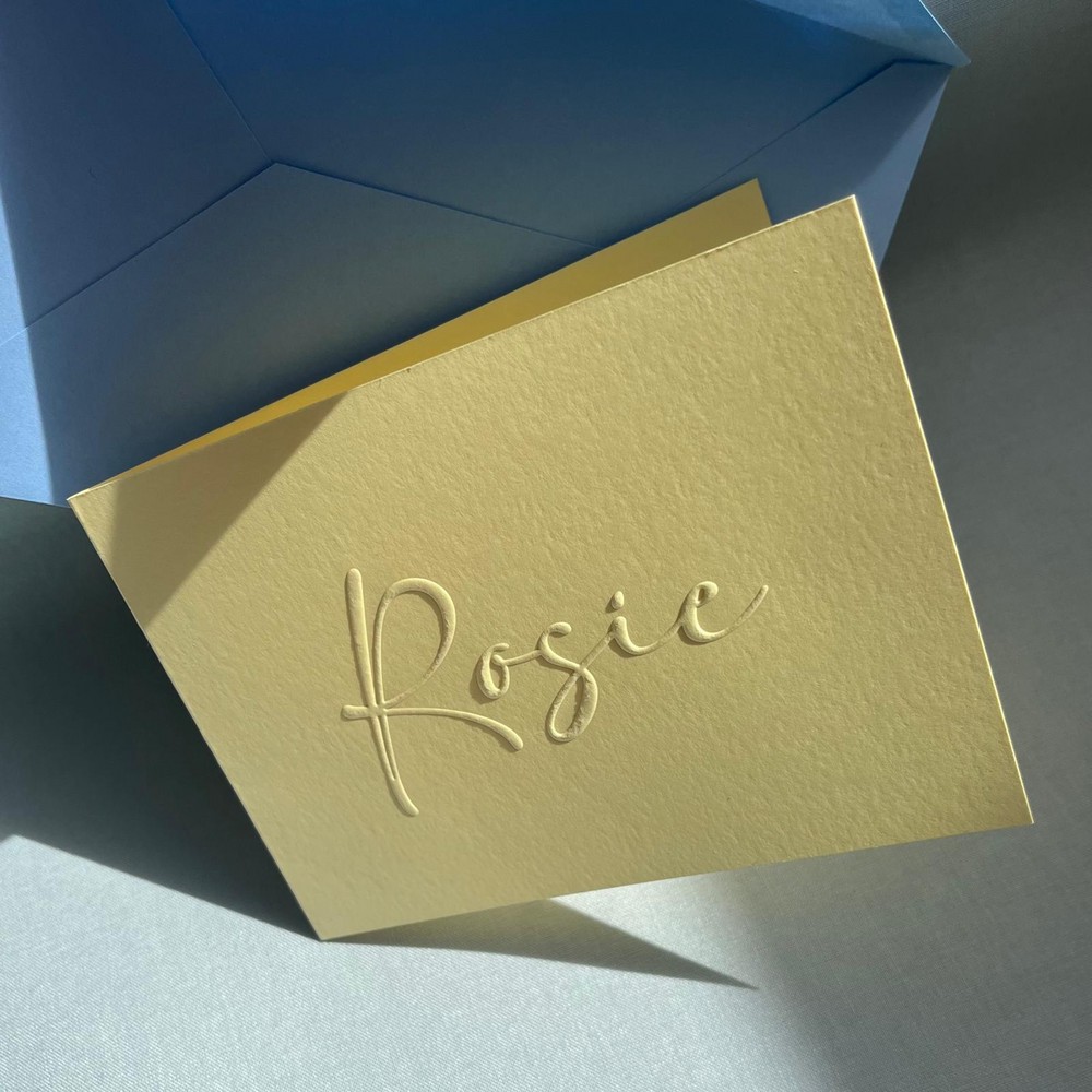 Luxe geboortekaartje met voelbaar reliëf op gekleurd papier