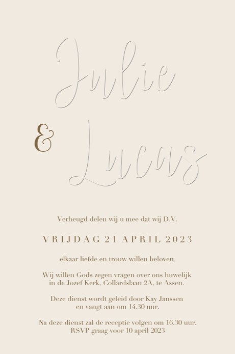 Moderne trouwkaart met reliëfdruk en klassiek lettertype