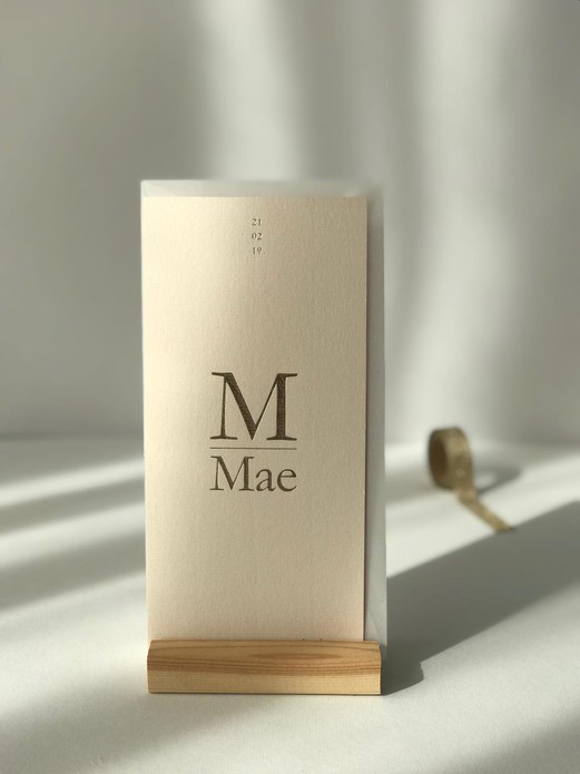 Elegant en minimalistisch geboortekaartje voor Mae met goudfolie