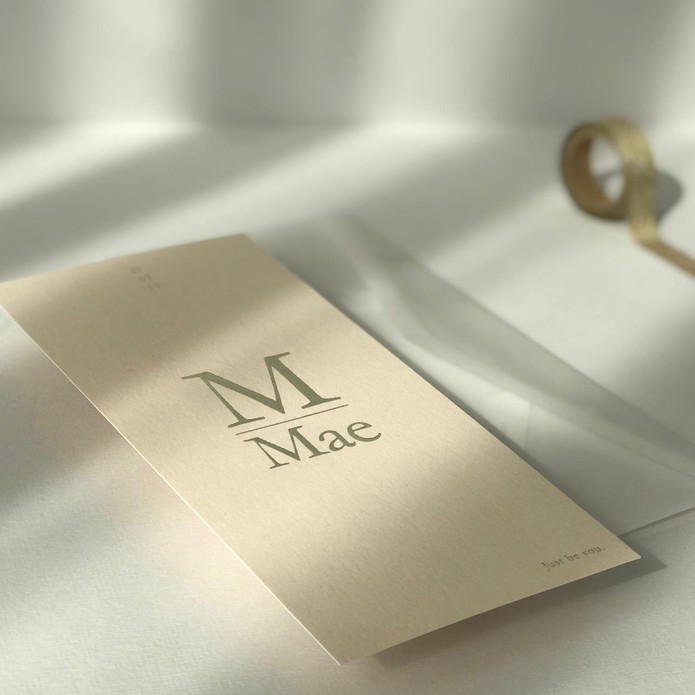 Elegant en minimalistisch geboortekaartje voor Mae met goudfolie