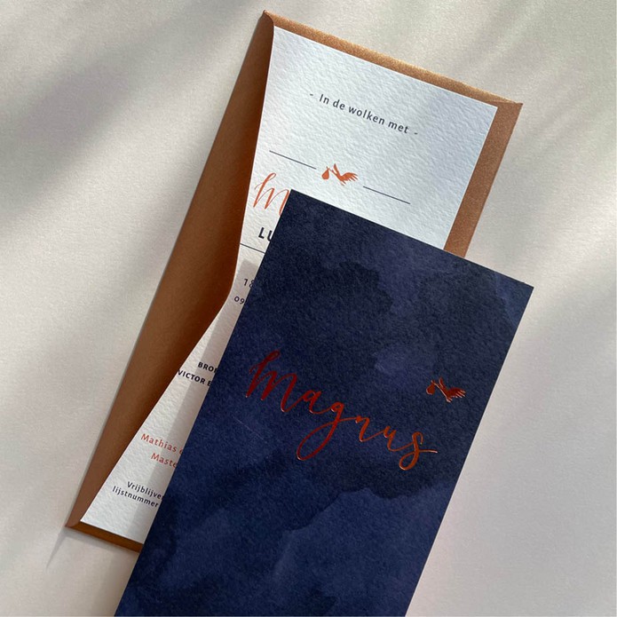 Geboortekaartje met donkerblauw watercolor en sierlijke koperfolie